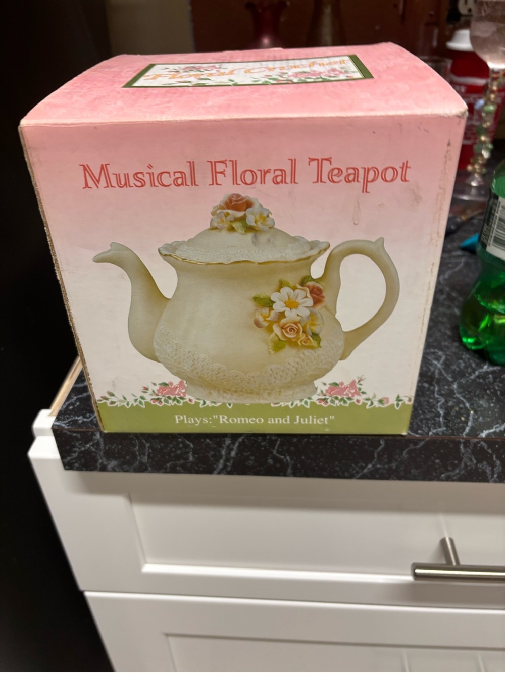 Vintage Musical Floral Teapot – Plays "Romeo and Juliet" Theme